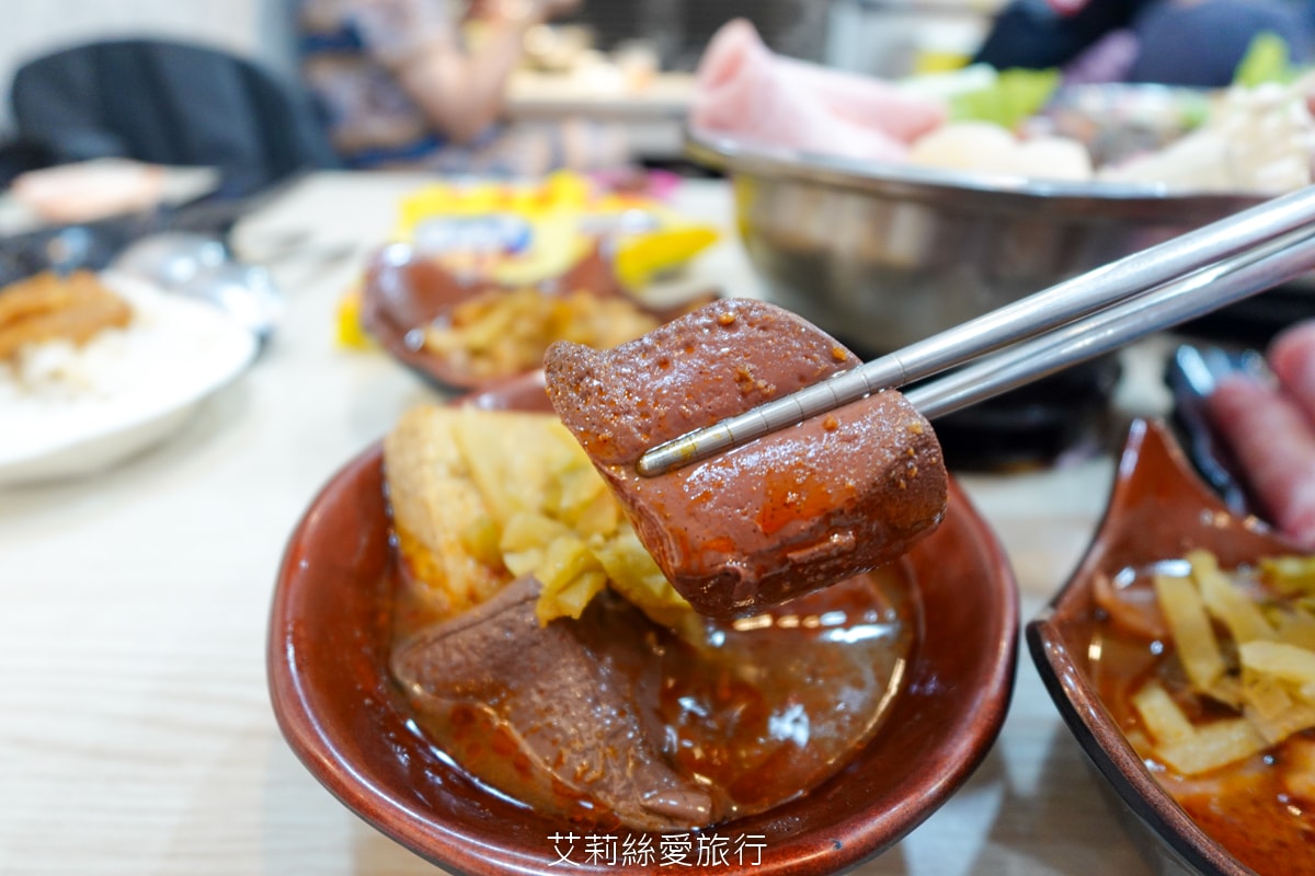 蘆洲美食 逸小鍋蘆洲店 主餐只要160元起 自助吧吃到飽 指定肉品買一送一 20種湯頭可選 涼麵、麵、飯、飲料、冰品吃到飽