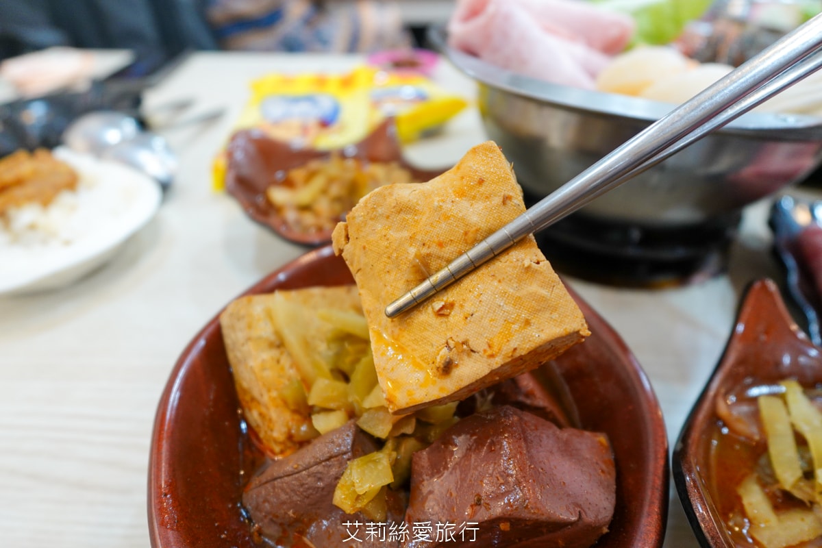 蘆洲美食 逸小鍋蘆洲店 主餐只要160元起 自助吧吃到飽 指定肉品買一送一 20種湯頭可選 涼麵、麵、飯、飲料、冰品吃到飽