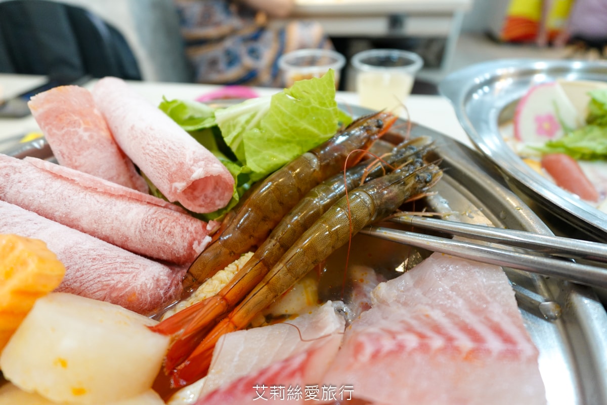 蘆洲美食 逸小鍋蘆洲店 主餐只要160元起 自助吧吃到飽 指定肉品買一送一 20種湯頭可選 涼麵、麵、飯、飲料、冰品吃到飽