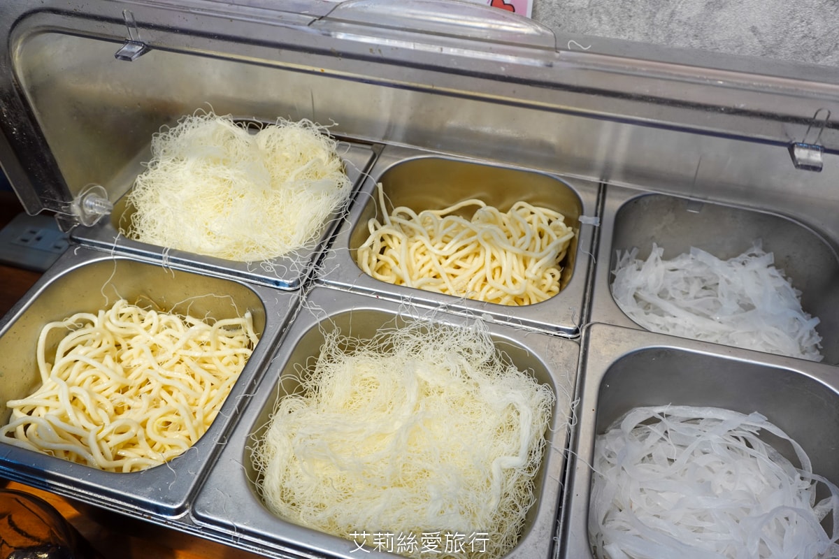 蘆洲美食 逸小鍋蘆洲店 主餐只要160元起 自助吧吃到飽 指定肉品買一送一 20種湯頭可選 涼麵、麵、飯、飲料、冰品吃到飽