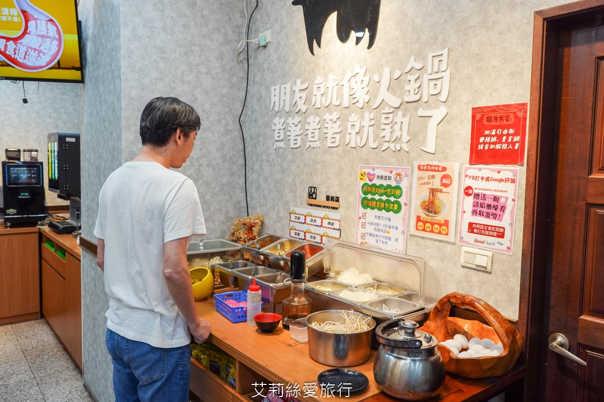 蘆洲美食 逸小鍋蘆洲店 主餐只要160元起 自助吧吃到飽 指定肉品買一送一 20種湯頭可選 涼麵、麵、飯、飲料、冰品吃到飽