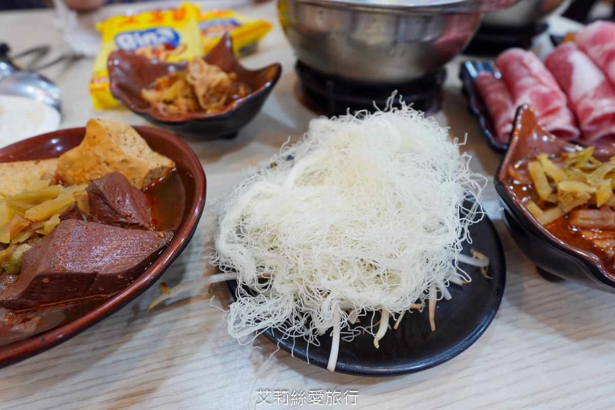 蘆洲美食 逸小鍋蘆洲店 主餐只要160元起 自助吧吃到飽 指定肉品買一送一 20種湯頭可選 涼麵、麵、飯、飲料、冰品吃到飽