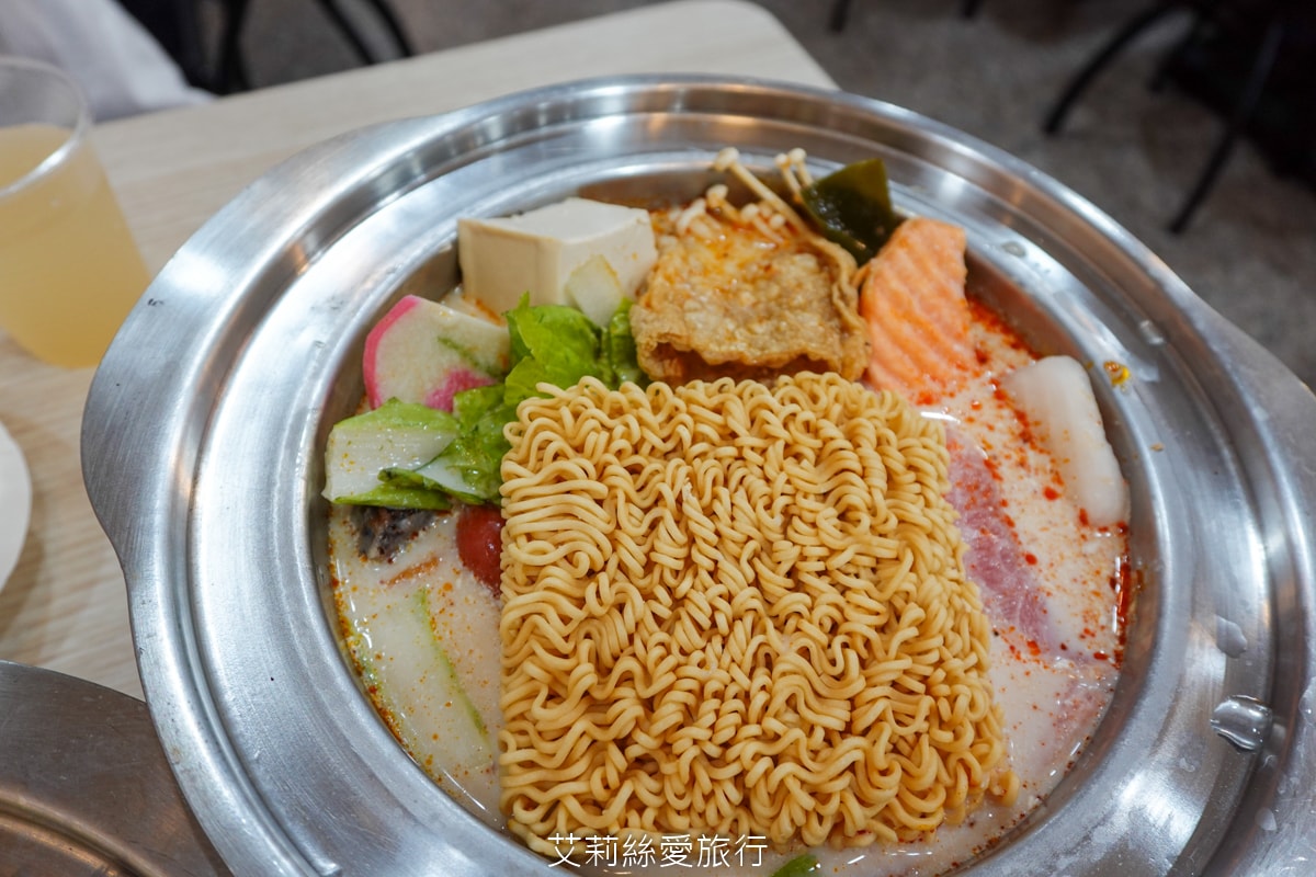 蘆洲美食 逸小鍋蘆洲店 主餐只要160元起 自助吧吃到飽 指定肉品買一送一 20種湯頭可選 涼麵、麵、飯、飲料、冰品吃到飽