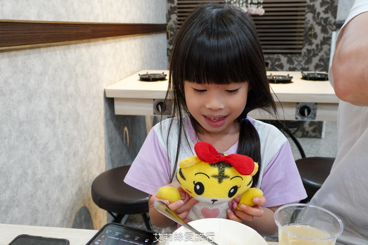 蘆洲美食 逸小鍋蘆洲店 主餐只要160元起 自助吧吃到飽 指定肉品買一送一 20種湯頭可選 涼麵、麵、飯、飲料、冰品吃到飽