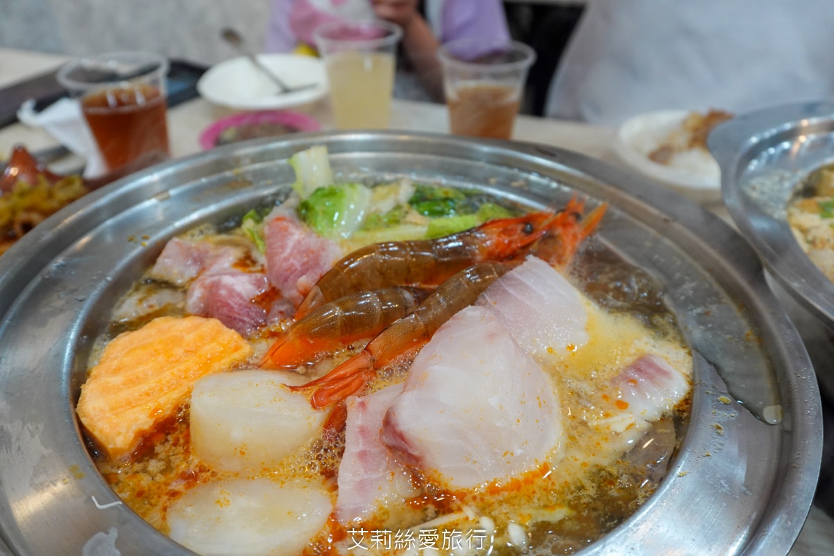 蘆洲美食 逸小鍋蘆洲店 主餐只要160元起 自助吧吃到飽 指定肉品買一送一 20種湯頭可選 涼麵、麵、飯、飲料、冰品吃到飽