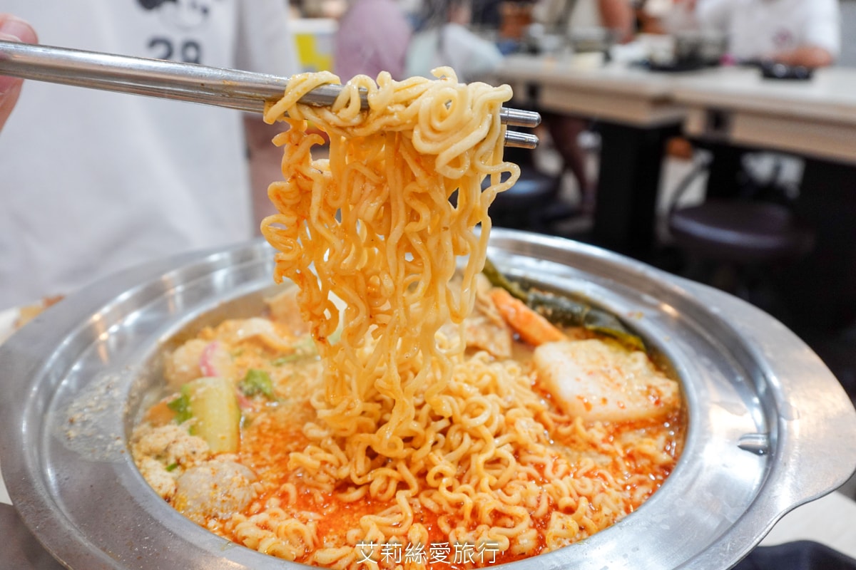 蘆洲美食 逸小鍋蘆洲店 主餐只要160元起 自助吧吃到飽 指定肉品買一送一 20種湯頭可選 涼麵、麵、飯、飲料、冰品吃到飽