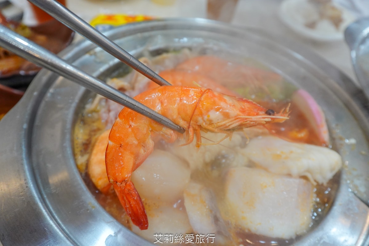 蘆洲美食 逸小鍋蘆洲店 主餐只要160元起 自助吧吃到飽 指定肉品買一送一 20種湯頭可選 涼麵、麵、飯、飲料、冰品吃到飽