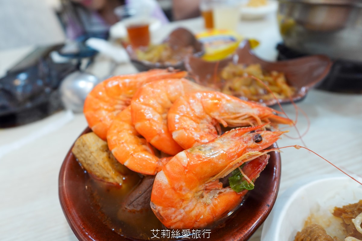 蘆洲美食 逸小鍋蘆洲店 主餐只要160元起 自助吧吃到飽 指定肉品買一送一 20種湯頭可選 涼麵、麵、飯、飲料、冰品吃到飽