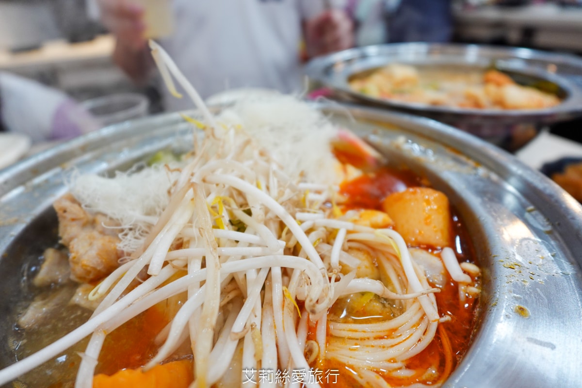 蘆洲美食 逸小鍋蘆洲店 主餐只要160元起 自助吧吃到飽 指定肉品買一送一 20種湯頭可選 涼麵、麵、飯、飲料、冰品吃到飽
