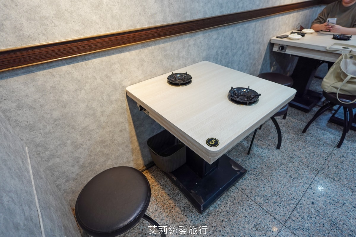 蘆洲美食 逸小鍋蘆洲店 主餐只要160元起 自助吧吃到飽 指定肉品買一送一 20種湯頭可選 涼麵、麵、飯、飲料、冰品吃到飽