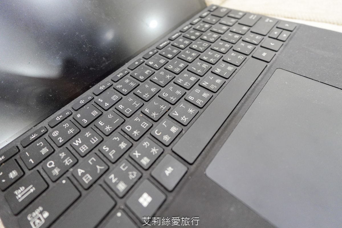 家電開箱無線吸塵器推薦！禾聯家電多功能輕巧無線吸塵器 護眼綠光顯塵好清潔 低音運轉小孩寵物都安心！