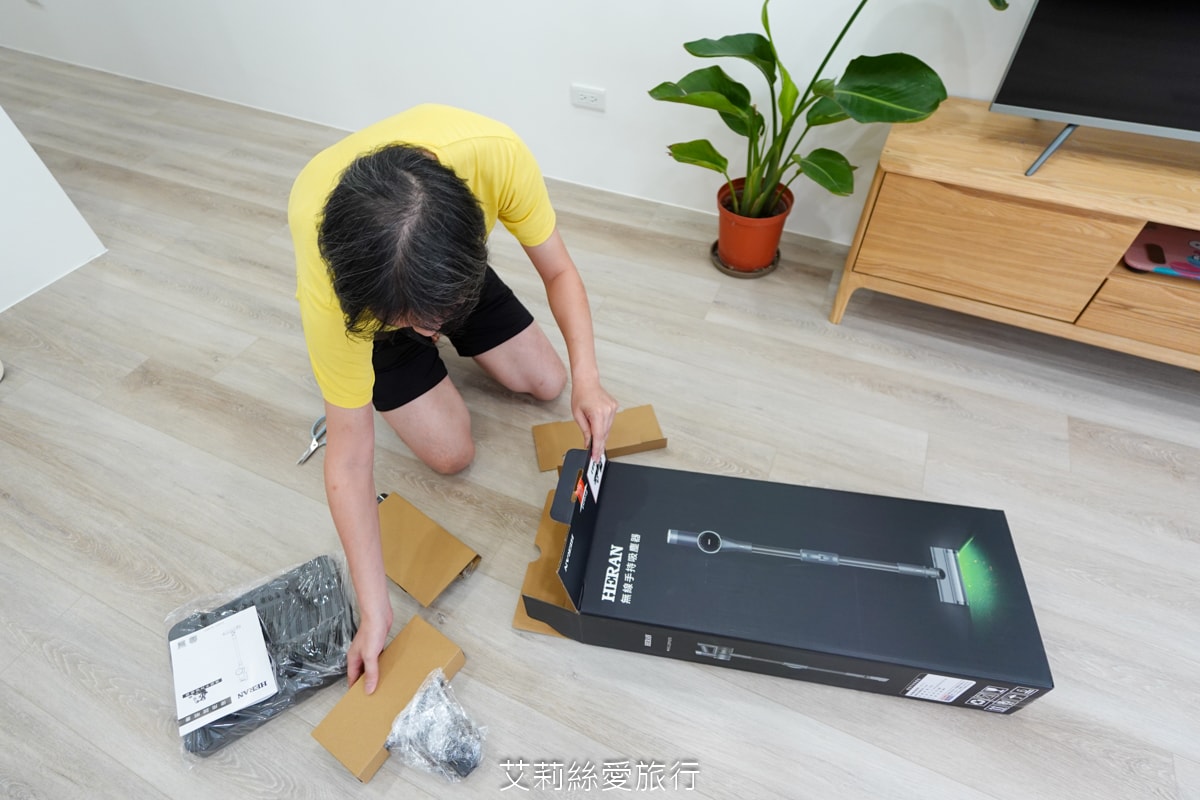 家電開箱無線吸塵器推薦！禾聯家電多功能輕巧無線吸塵器 護眼綠光顯塵好清潔 低音運轉小孩寵物都安心！