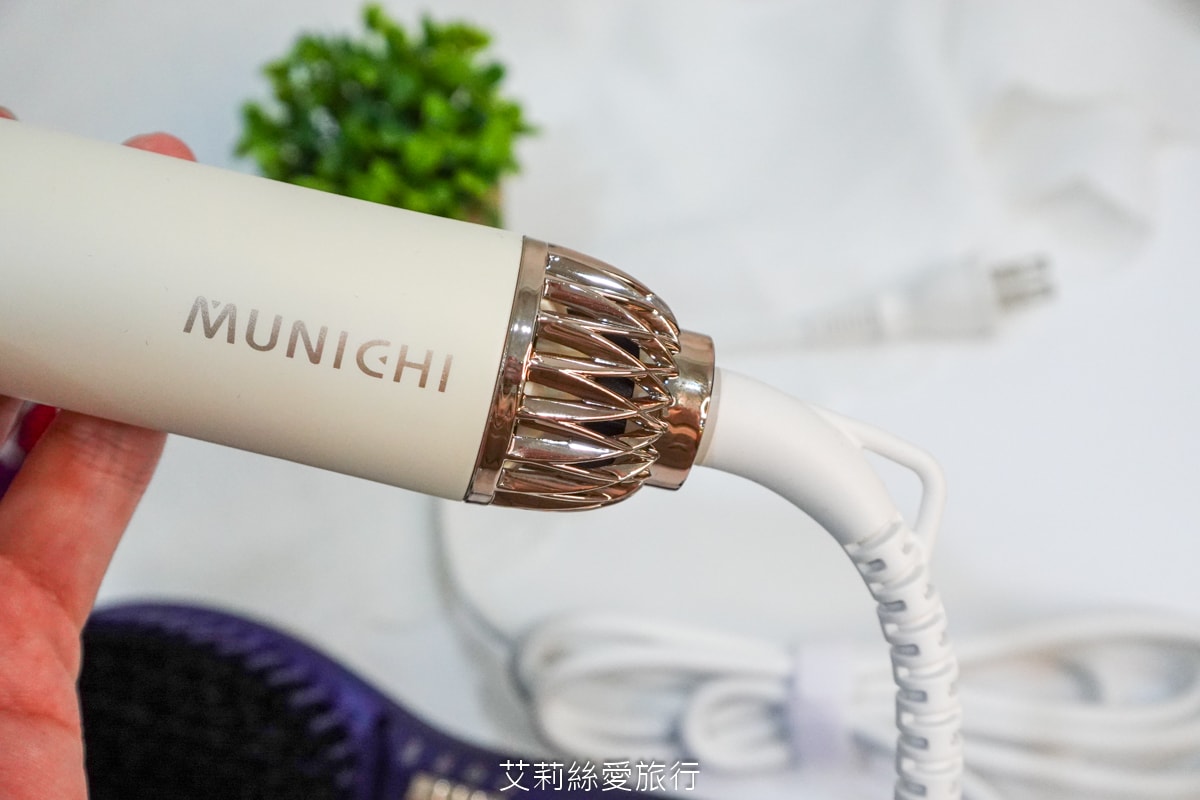 好物推薦！蓬鬆造型不求人！MUNICHI 沐尼黑溫感空氣熱風梳 65dB輕音量不擾人 梳子＆吹風機2in1 國際電壓出國也能用！