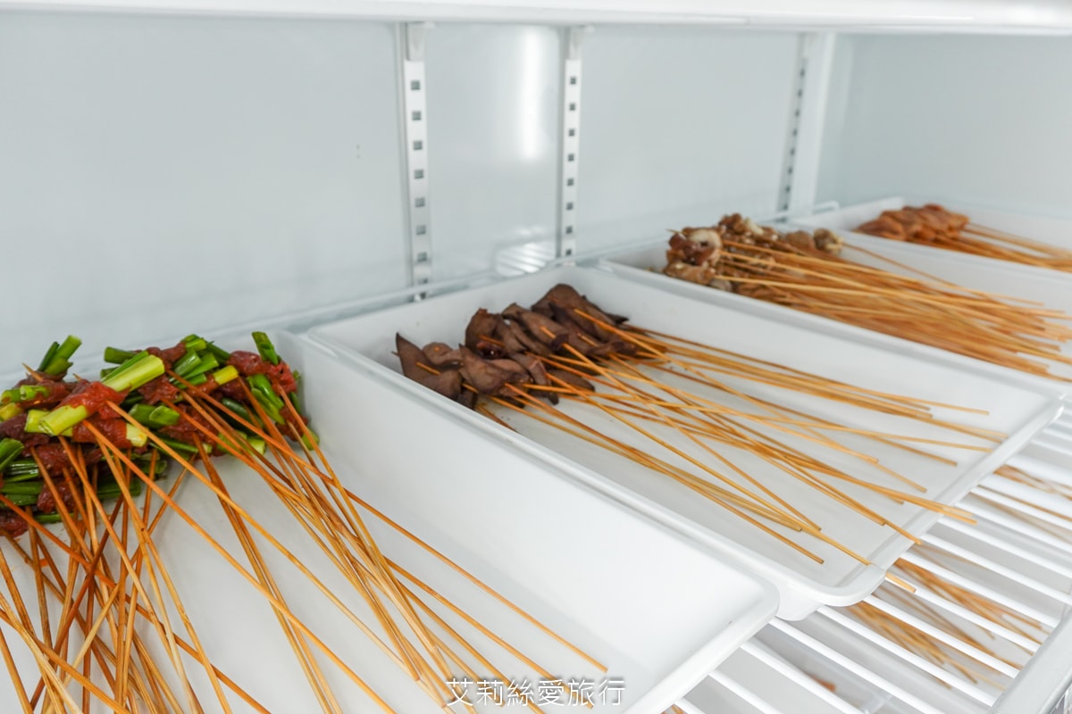 蘆洲美食！串串香每串只要10元！道地四川麻辣鍋 川香匯 串串香 重油四川麻辣豚骨鴛鴦鍋 多層次口感一吃就愛上 捷運三民高中站