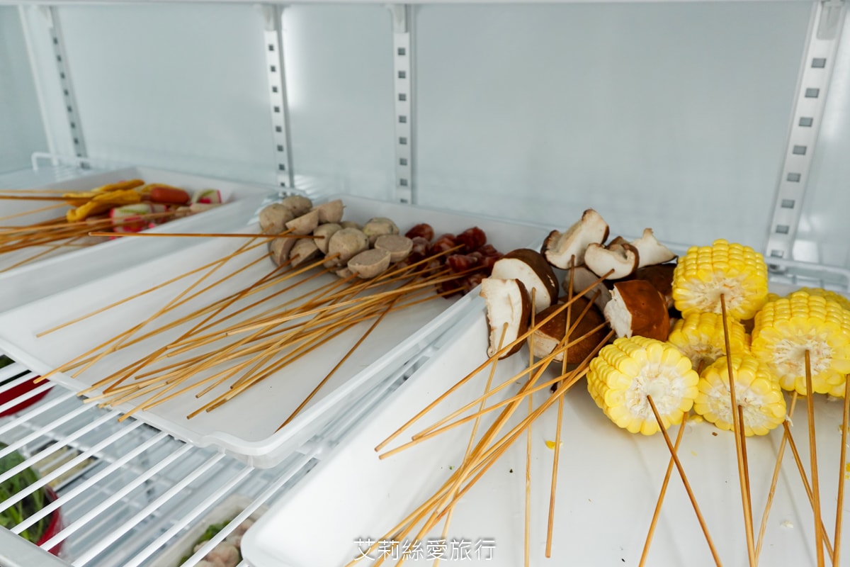 蘆洲美食！串串香每串只要10元！道地四川麻辣鍋 川香匯 串串香 重油四川麻辣豚骨鴛鴦鍋 多層次口感一吃就愛上 捷運三民高中站