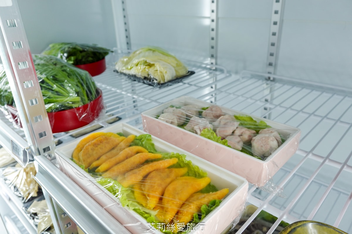 蘆洲美食！串串香每串只要10元！道地四川麻辣鍋 川香匯 串串香 重油四川麻辣豚骨鴛鴦鍋 多層次口感一吃就愛上 捷運三民高中站