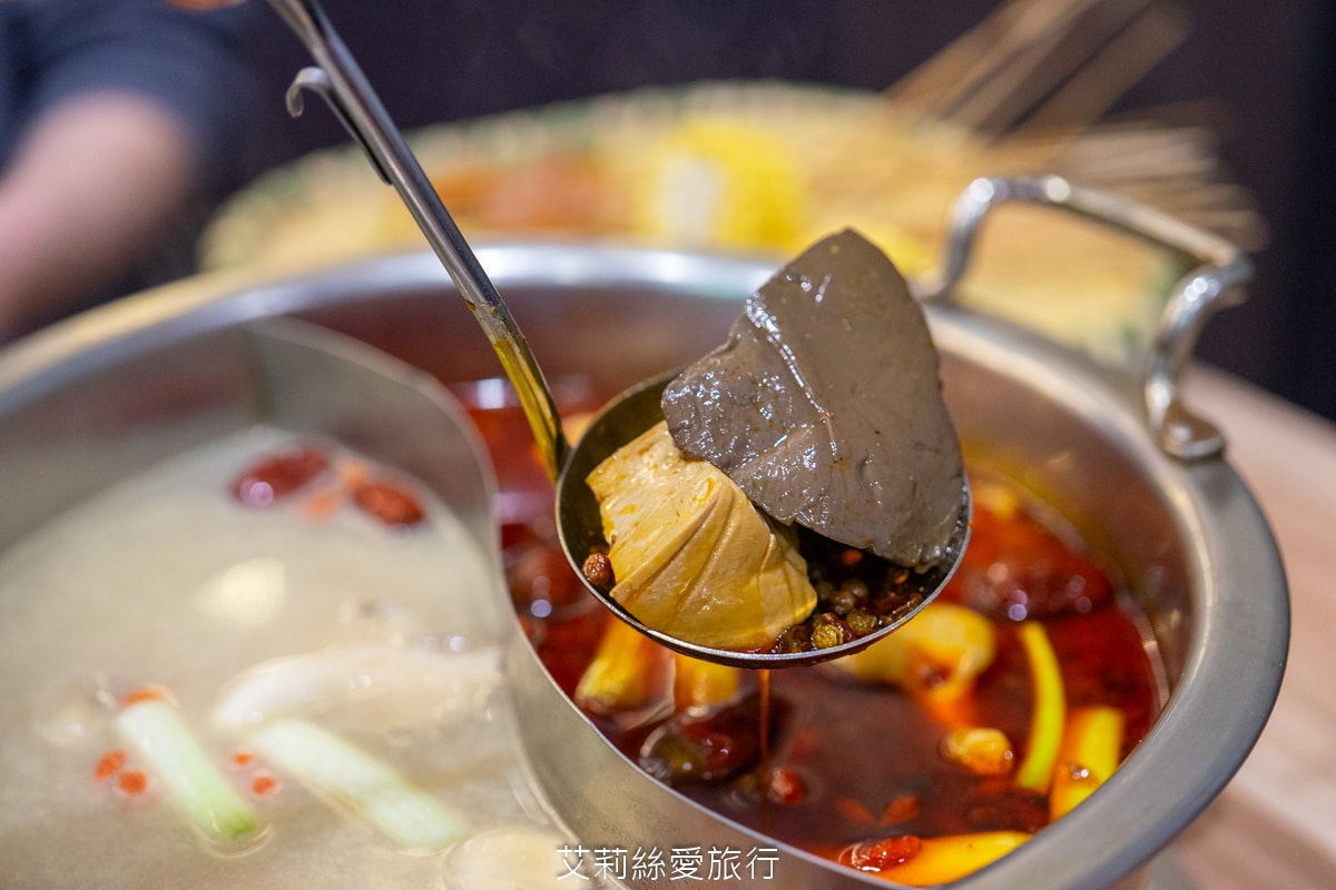 蘆洲美食！串串香每串只要10元！道地四川麻辣鍋 川香匯 串串香 重油四川麻辣豚骨鴛鴦鍋 多層次口感一吃就愛上 捷運三民高中站