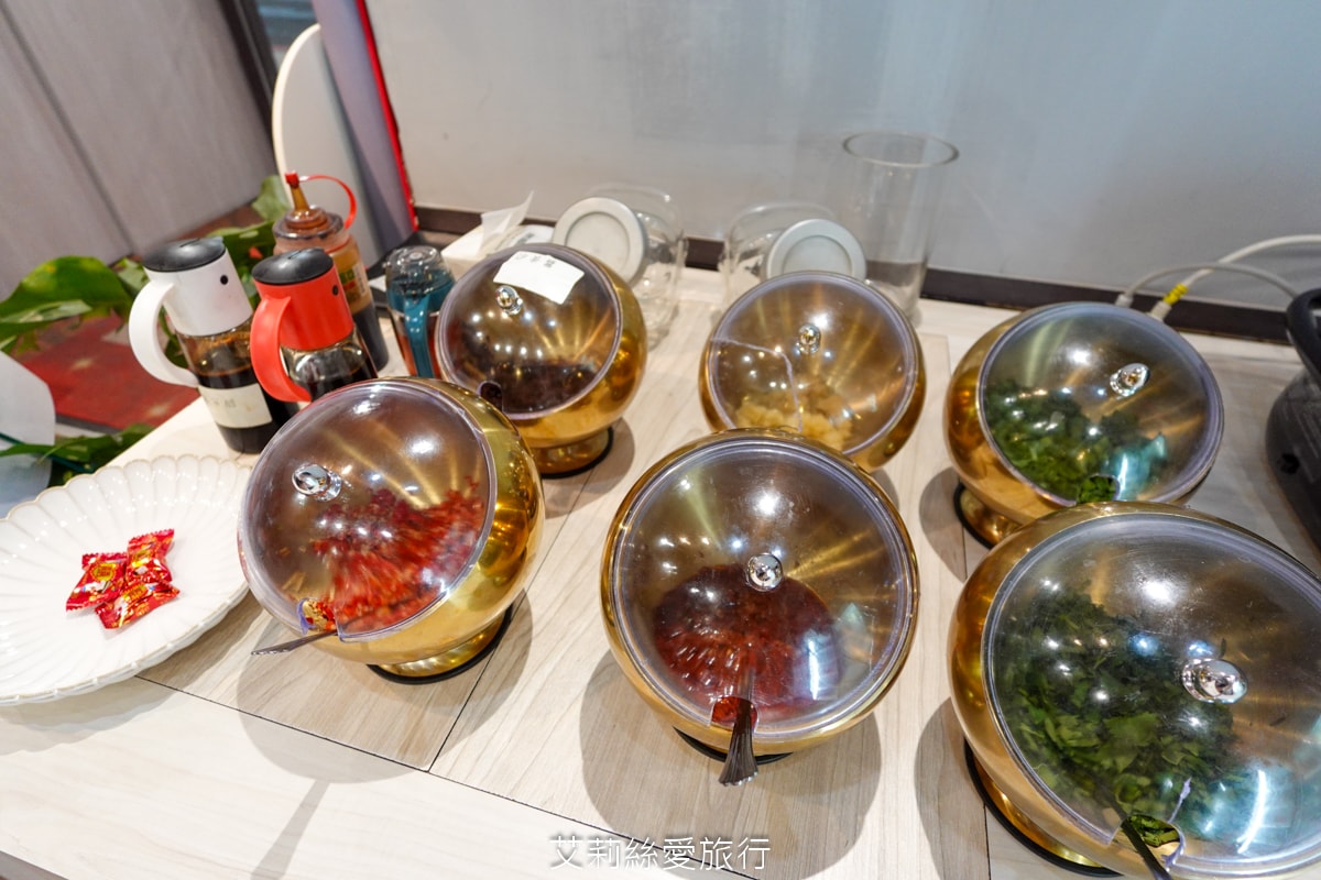 蘆洲美食！串串香每串只要10元！道地四川麻辣鍋 川香匯 串串香 重油四川麻辣豚骨鴛鴦鍋 多層次口感一吃就愛上 捷運三民高中站