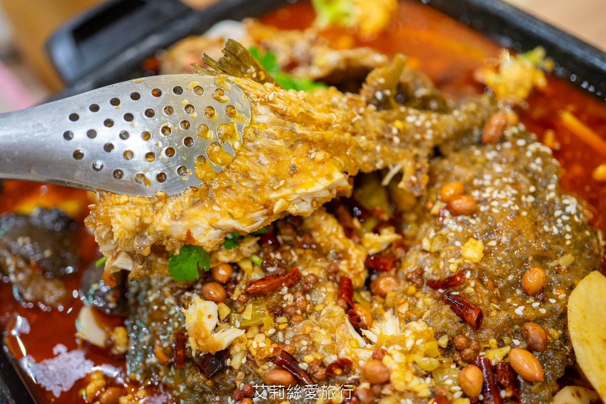 蘆洲美食！串串香每串只要10元！道地四川麻辣鍋 川香匯 串串香 重油四川麻辣豚骨鴛鴦鍋 多層次口感一吃就愛上 捷運三民高中站