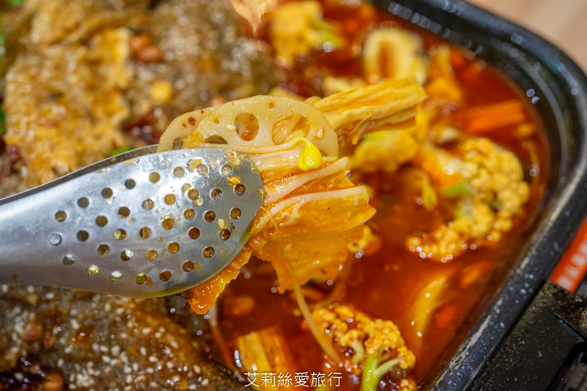 蘆洲美食！串串香每串只要10元！道地四川麻辣鍋 川香匯 串串香 重油四川麻辣豚骨鴛鴦鍋 多層次口感一吃就愛上 捷運三民高中站