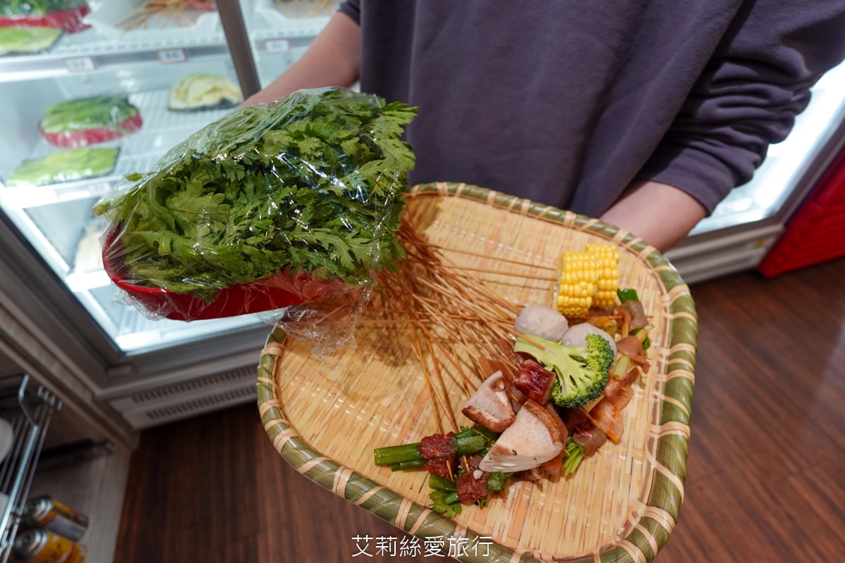 蘆洲美食！串串香每串只要10元！道地四川麻辣鍋 川香匯 串串香 重油四川麻辣豚骨鴛鴦鍋 多層次口感一吃就愛上 捷運三民高中站