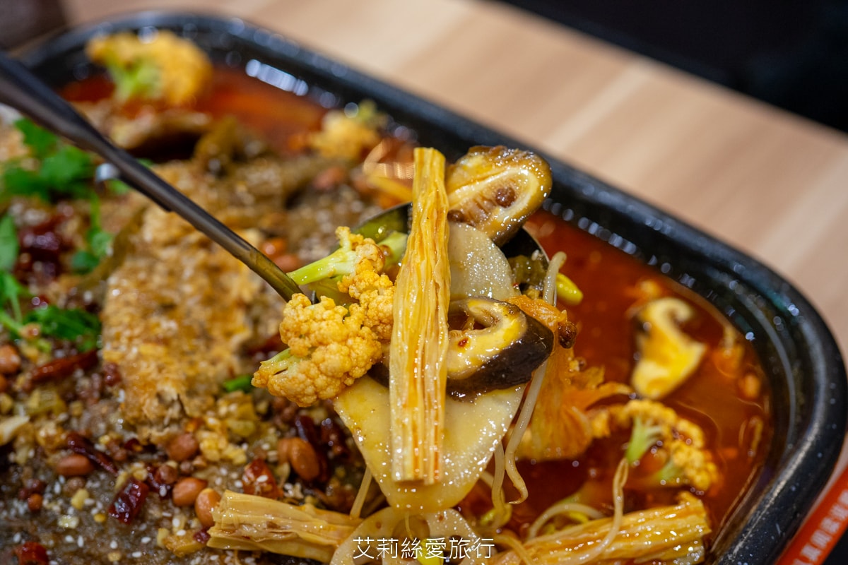 蘆洲美食！串串香每串只要10元！道地四川麻辣鍋 川香匯 串串香 重油四川麻辣豚骨鴛鴦鍋 多層次口感一吃就愛上 捷運三民高中站