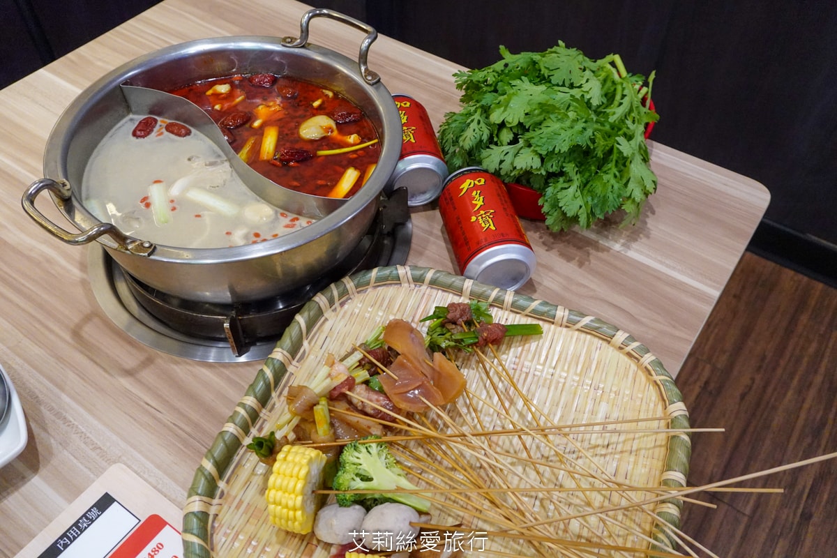 蘆洲美食！串串香每串只要10元！道地四川麻辣鍋 川香匯 串串香 重油四川麻辣豚骨鴛鴦鍋 多層次口感一吃就愛上 捷運三民高中站