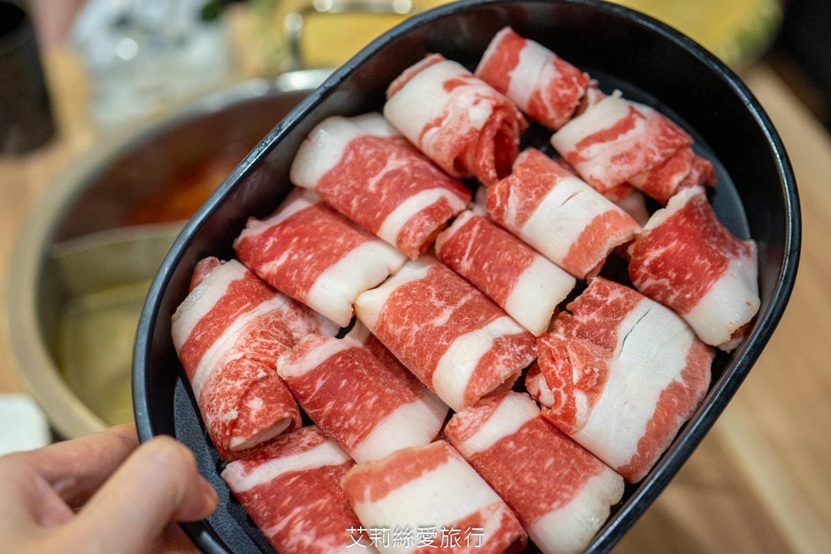 蘆洲美食！串串香每串只要10元！道地四川麻辣鍋 川香匯 串串香 重油四川麻辣豚骨鴛鴦鍋 多層次口感一吃就愛上 捷運三民高中站