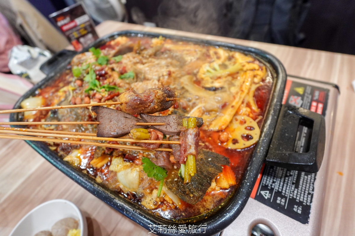 蘆洲美食！串串香每串只要10元！道地四川麻辣鍋 川香匯 串串香 重油四川麻辣豚骨鴛鴦鍋 多層次口感一吃就愛上 捷運三民高中站
