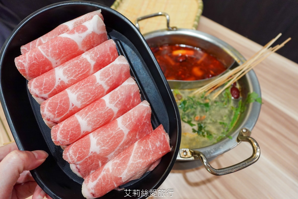 蘆洲美食！串串香每串只要10元！道地四川麻辣鍋 川香匯 串串香 重油四川麻辣豚骨鴛鴦鍋 多層次口感一吃就愛上 捷運三民高中站