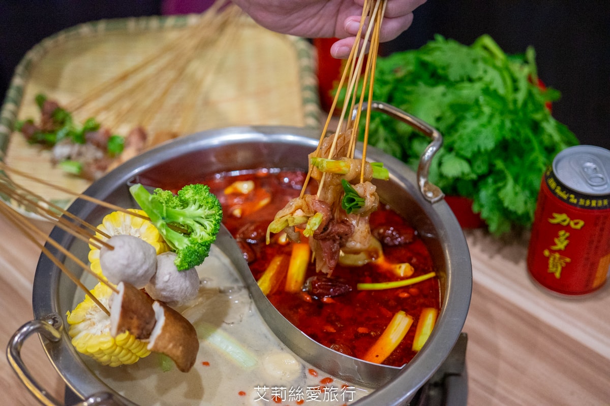 蘆洲美食！串串香每串只要10元！道地四川麻辣鍋 川香匯 串串香 重油四川麻辣豚骨鴛鴦鍋 多層次口感一吃就愛上 捷運三民高中站