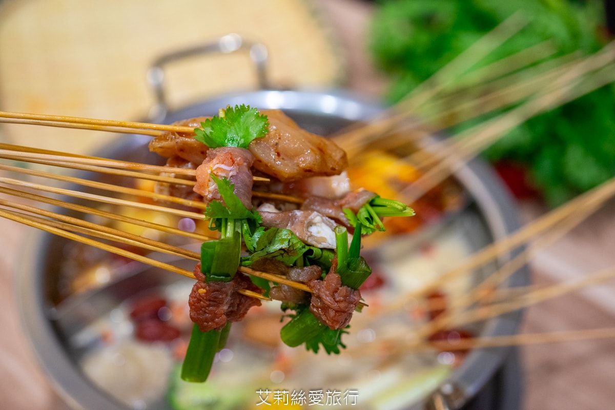 蘆洲美食！串串香每串只要10元！道地四川麻辣鍋 川香匯 串串香 重油四川麻辣豚骨鴛鴦鍋 多層次口感一吃就愛上 捷運三民高中站