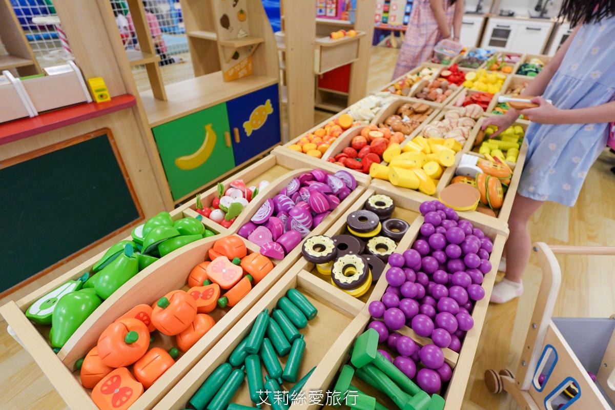 台北親子遊樂園！ 童話愛樂園  50元起一大一小入園不限時玩翻天！2層高旋轉滑梯 旋轉木馬 天然食材健康寶寶餐 捷運站附近