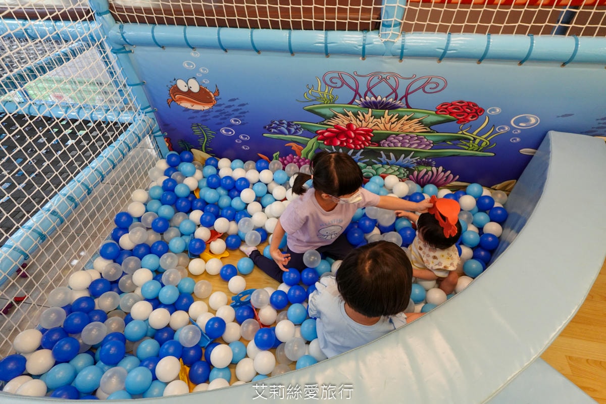 台北親子遊樂園！ 童話愛樂園  50元起一大一小入園不限時玩翻天！2層高旋轉滑梯 旋轉木馬 天然食材健康寶寶餐 捷運站附近