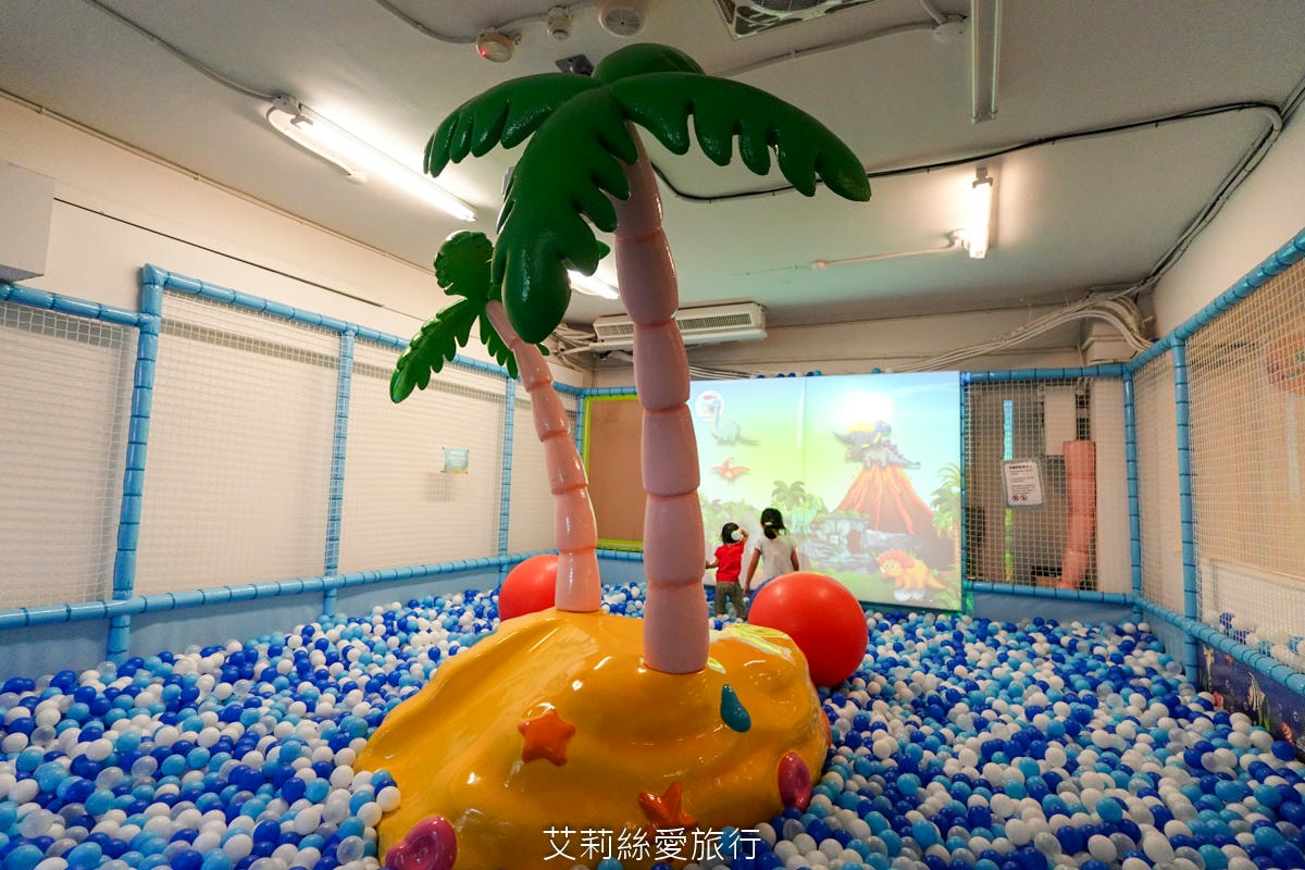 台北親子遊樂園！ 童話愛樂園  50元起一大一小入園不限時玩翻天！2層高旋轉滑梯 旋轉木馬 天然食材健康寶寶餐 捷運站附近