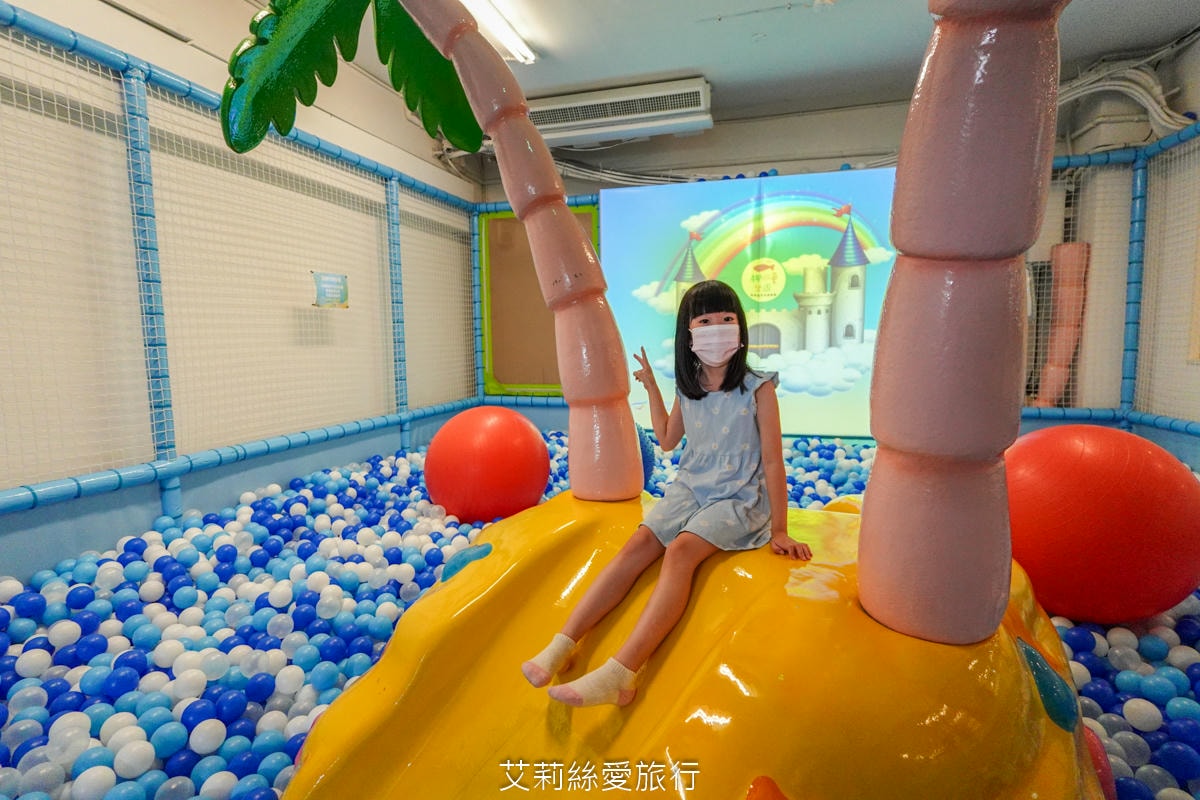 台北親子遊樂園！ 童話愛樂園  50元起一大一小入園不限時玩翻天！2層高旋轉滑梯 旋轉木馬 天然食材健康寶寶餐 捷運站附近