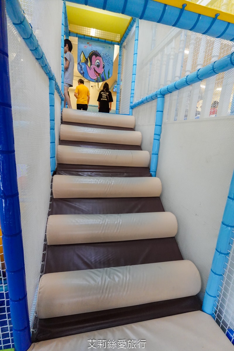 台北親子遊樂園！ 童話愛樂園  50元起一大一小入園不限時玩翻天！2層高旋轉滑梯 旋轉木馬 天然食材健康寶寶餐 捷運站附近