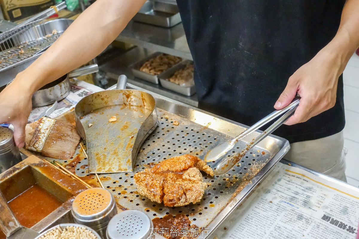 好吃銅板美食 台北45元雞排！ 饒河街夜市開源社香雞排 現點現炸香酥可口 先炸後塗醬 口味獨特吃完會想念！