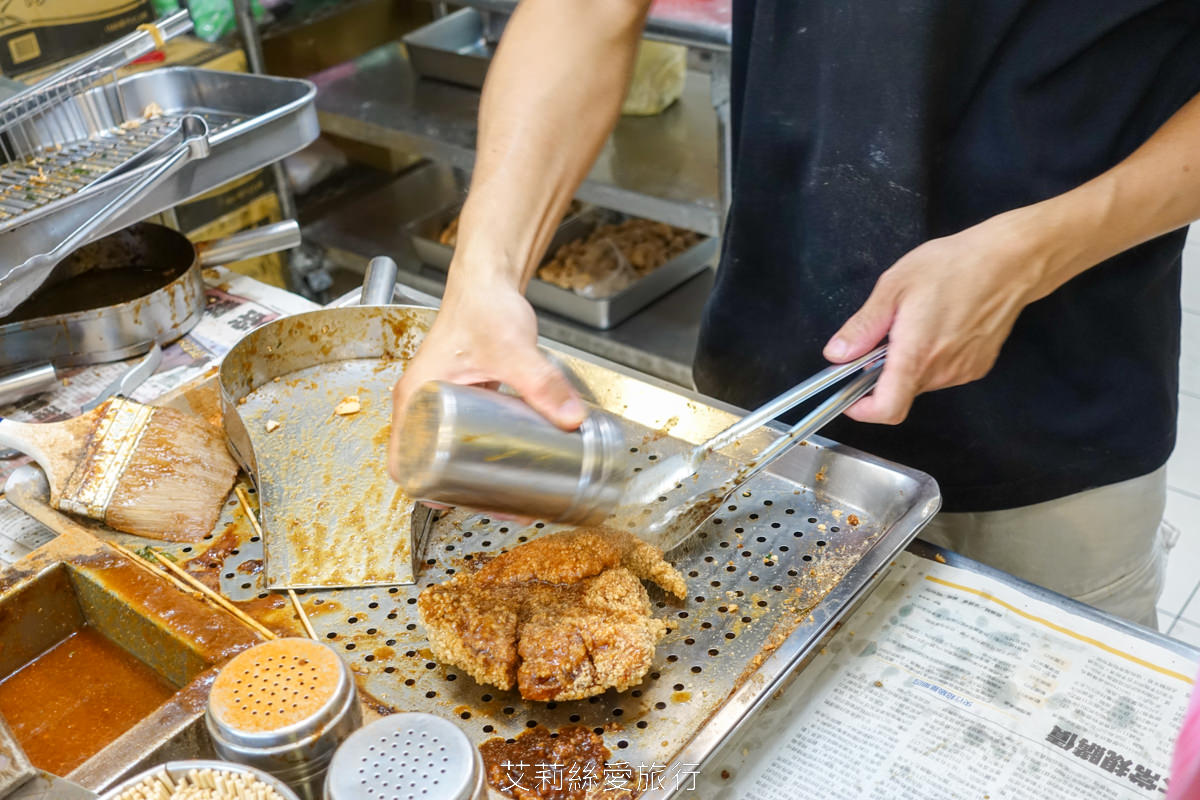 好吃銅板美食 台北45元雞排！ 饒河街夜市開源社香雞排 現點現炸香酥可口 先炸後塗醬 口味獨特吃完會想念！