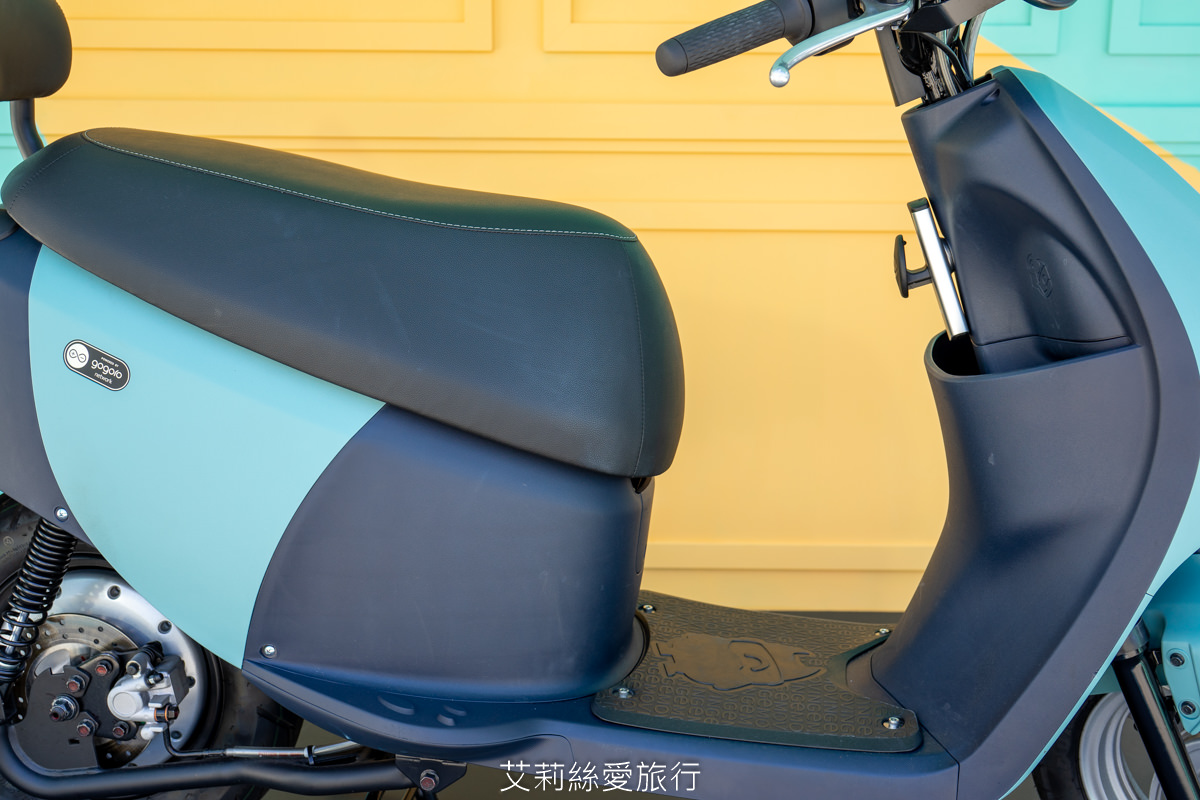 電動機車推薦 EZ1 eMOVING 復古燻綠好吸睛 市區代步輕巧好移動 - 第15張圖 EZ1的坐墊平坦舒適,椅座高度適中,適合女性騎乘