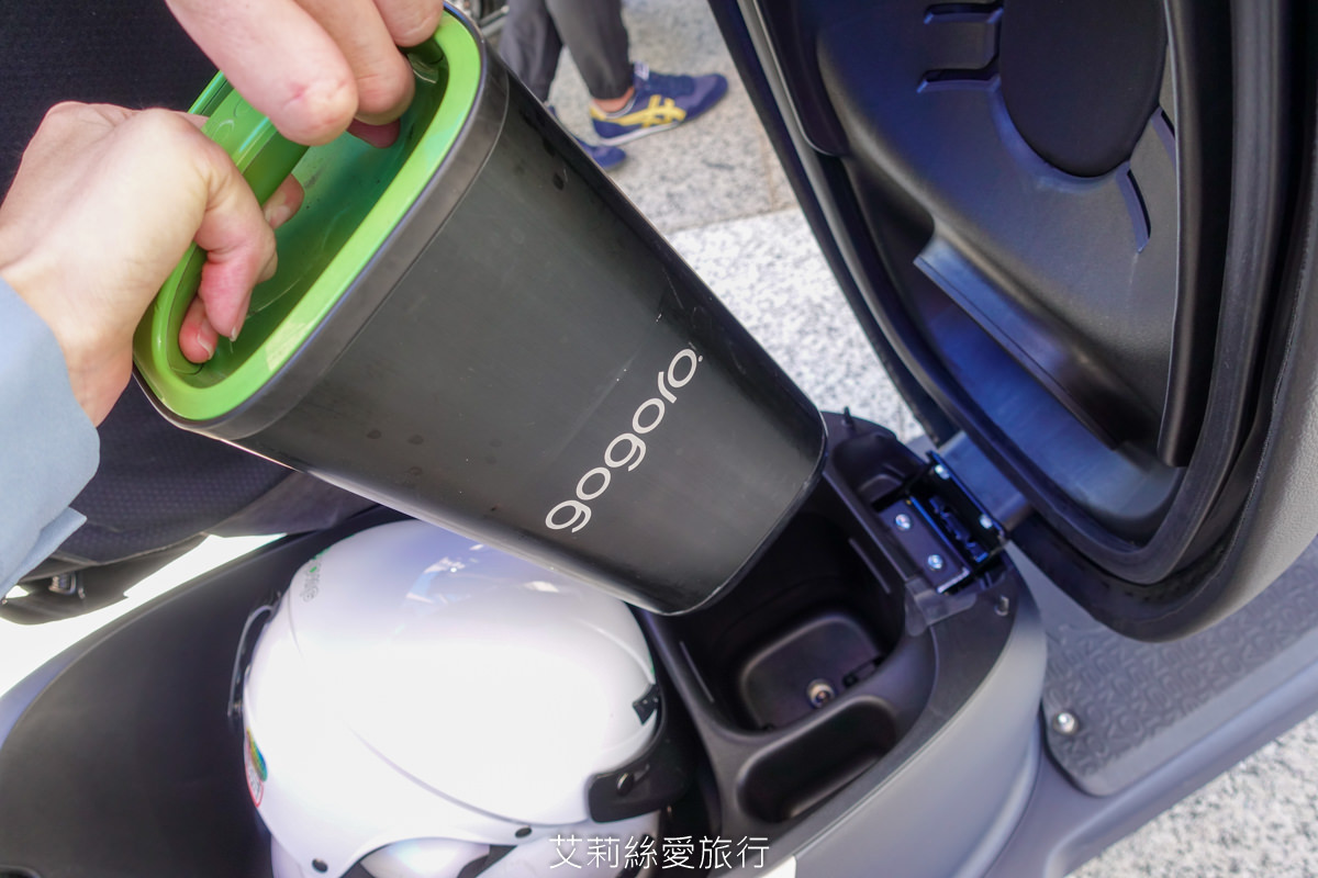 電動機車推薦 EZ1 eMOVING 復古燻綠好吸睛 市區代步輕巧好移動 - 第17張圖 中華EZ1 和 gogoro 用一樣的電池