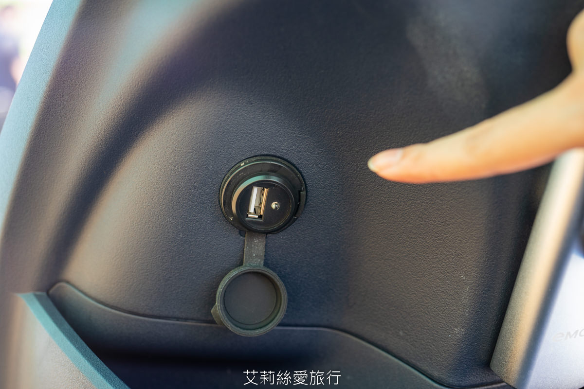 電動機車推薦 EZ1 eMOVING 復古燻綠好吸睛 市區代步輕巧好移動 - 第14張圖 EZ1貼心的設計前置 usb充電座