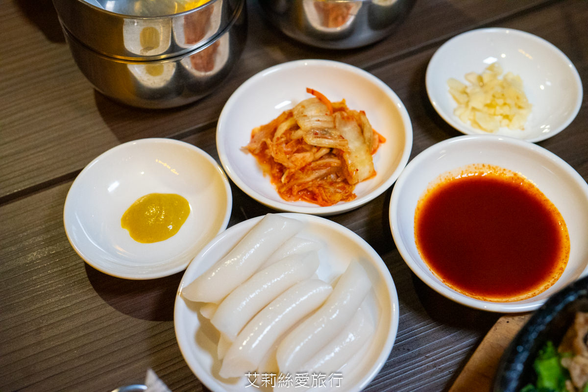 蘆洲韓式美食 That’s ok韓式餐酒館 韓國必吃 韓國一隻雞 蟹膏北海道干貝漢堡好鮮甜~辣味涼拌魷魚、PRIME翼板牛小排、韓國五花肉烤肉…吃飽飽又滿足！