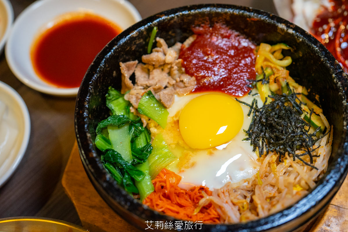 蘆洲韓式美食 That’s ok韓式餐酒館 韓國必吃 韓國一隻雞 蟹膏北海道干貝漢堡好鮮甜~辣味涼拌魷魚、PRIME翼板牛小排、韓國五花肉烤肉…吃飽飽又滿足！