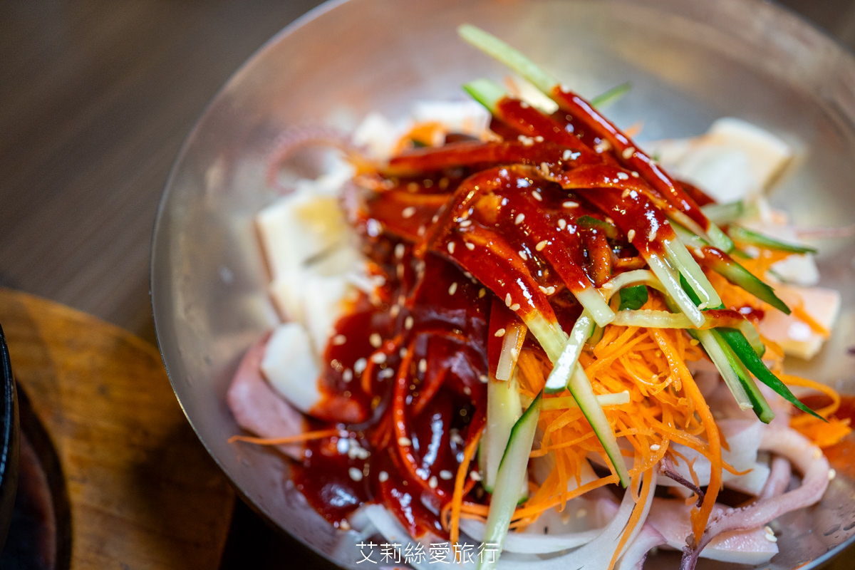 蘆洲韓式美食 That’s ok韓式餐酒館 韓國必吃 韓國一隻雞 蟹膏北海道干貝漢堡好鮮甜~辣味涼拌魷魚、PRIME翼板牛小排、韓國五花肉烤肉…吃飽飽又滿足！