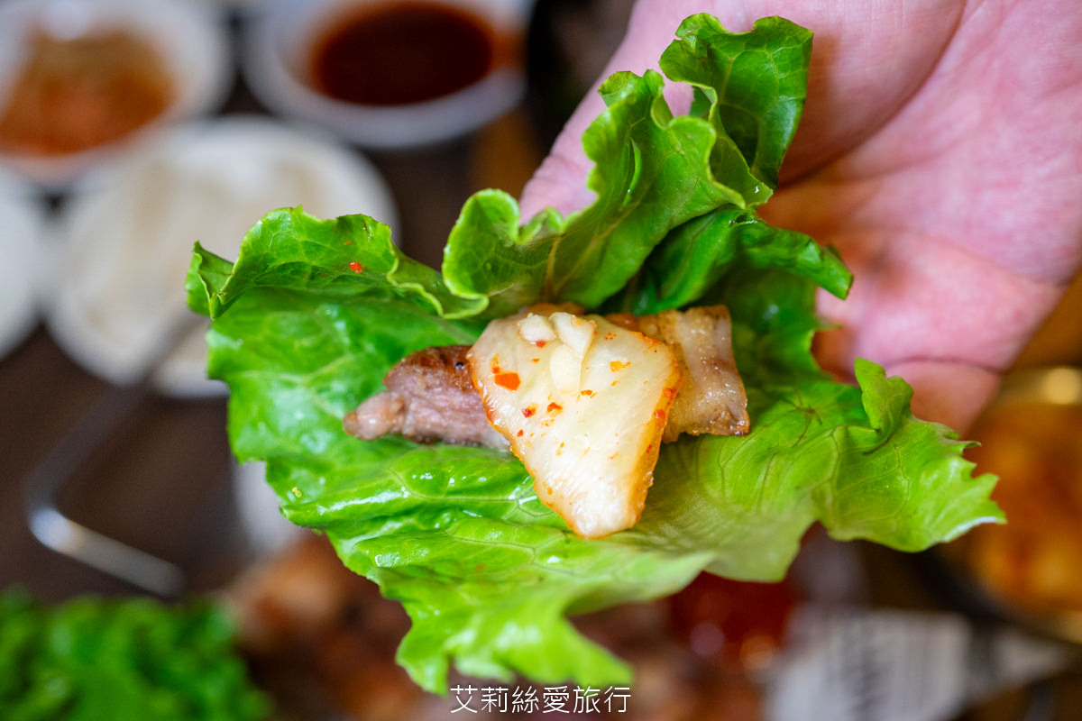 蘆洲韓式美食 That’s ok韓式餐酒館 韓國必吃 韓國一隻雞 蟹膏北海道干貝漢堡好鮮甜~辣味涼拌魷魚、PRIME翼板牛小排、韓國五花肉烤肉…吃飽飽又滿足！