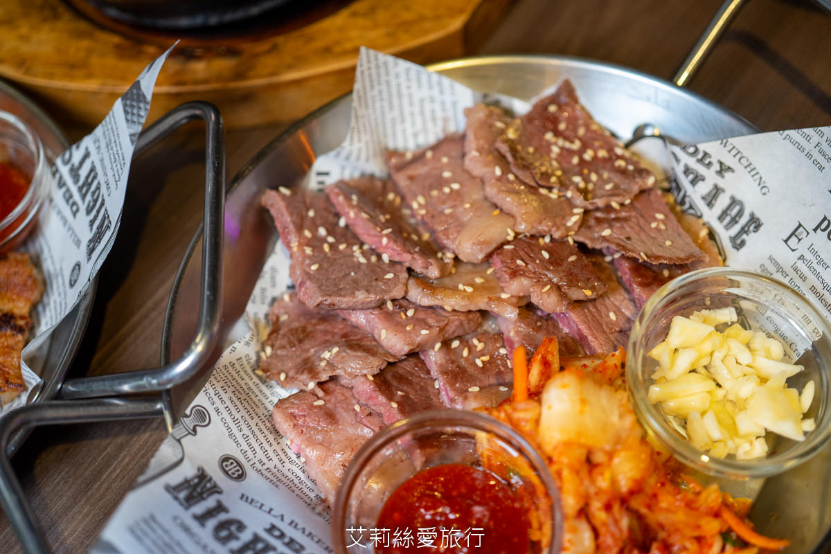 蘆洲韓式美食 That’s ok韓式餐酒館 韓國必吃 韓國一隻雞 蟹膏北海道干貝漢堡好鮮甜~辣味涼拌魷魚、PRIME翼板牛小排、韓國五花肉烤肉…吃飽飽又滿足！