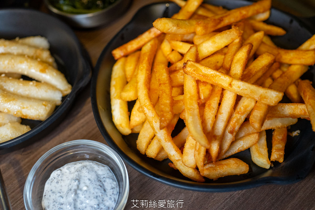 蘆洲韓式美食 That’s ok韓式餐酒館 韓國必吃 韓國一隻雞 蟹膏北海道干貝漢堡好鮮甜~辣味涼拌魷魚、PRIME翼板牛小排、韓國五花肉烤肉…吃飽飽又滿足！