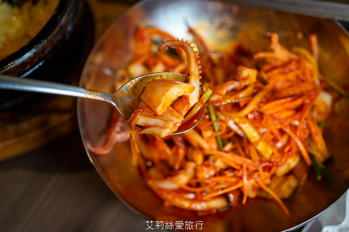 蘆洲韓式美食 That’s ok韓式餐酒館 韓國必吃 韓國一隻雞 蟹膏北海道干貝漢堡好鮮甜~辣味涼拌魷魚、PRIME翼板牛小排、韓國五花肉烤肉…吃飽飽又滿足！