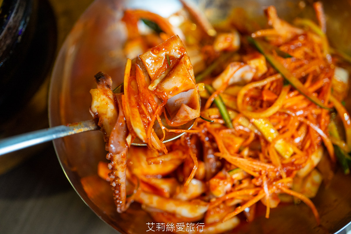 蘆洲韓式美食 That’s ok韓式餐酒館 韓國必吃 韓國一隻雞 蟹膏北海道干貝漢堡好鮮甜~辣味涼拌魷魚、PRIME翼板牛小排、韓國五花肉烤肉…吃飽飽又滿足！